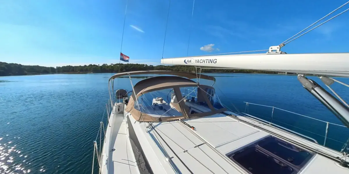 Otvorena paluba i kokpit KEK Yachting jedrilice na sidru