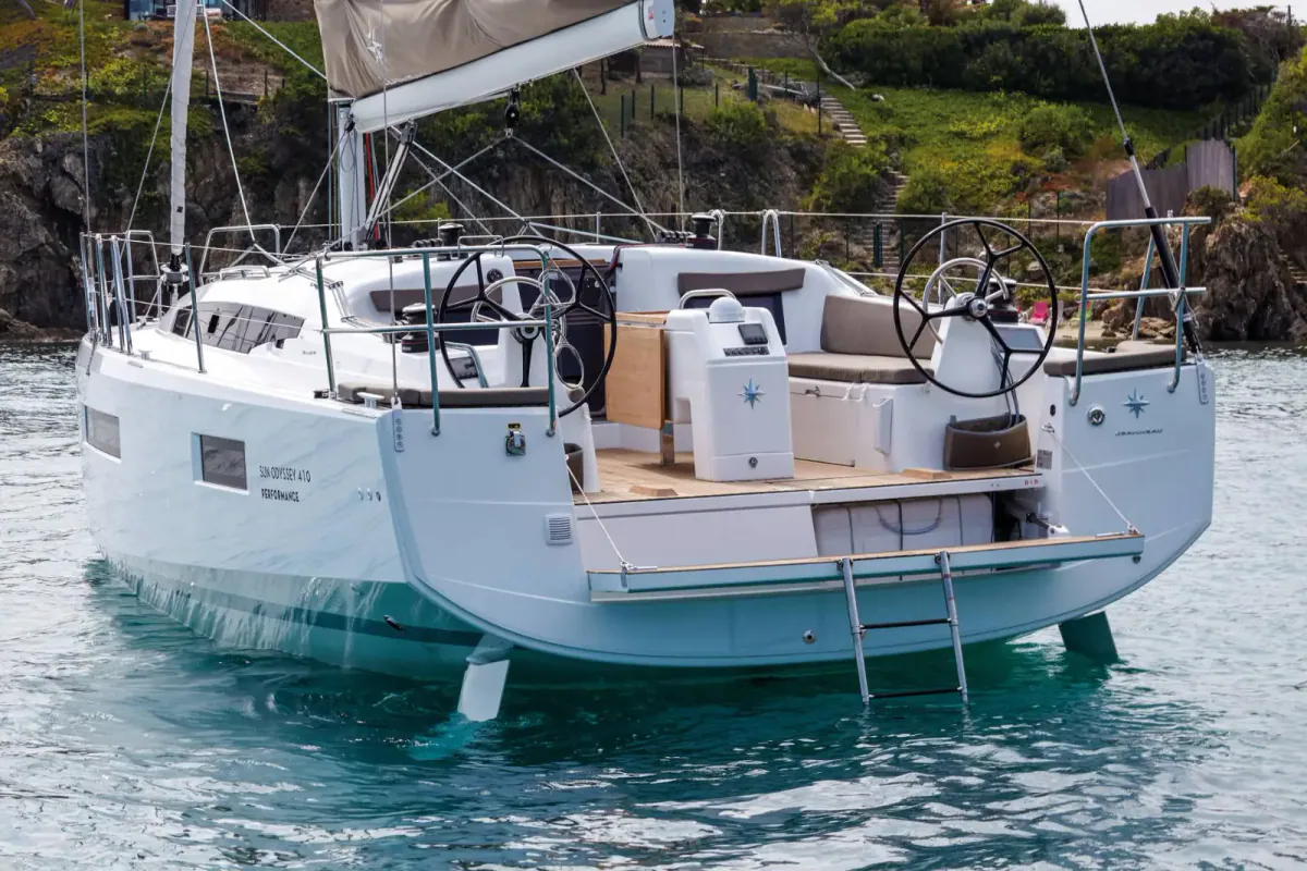 Jeanneau Sun Odyssey 410 krmom u mirnoj uvali