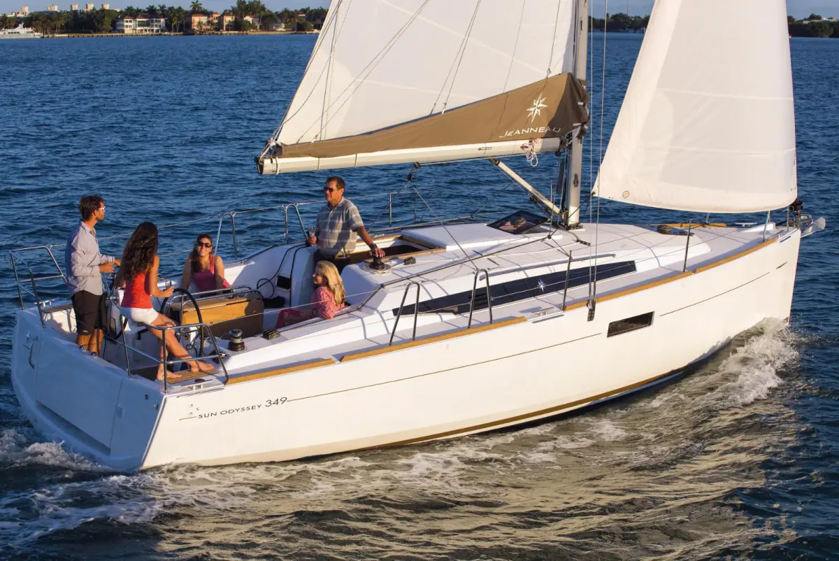 Novara, Jeanneau Sun Odyssey 349, jedri s gostima u kokpitu