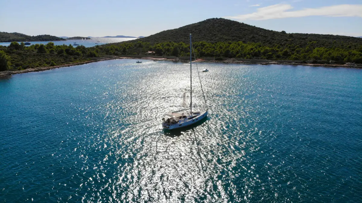 Zlatni sat nad jedrilicom na sidru