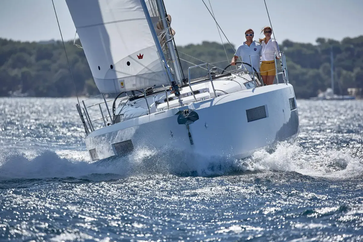 Jeanneau Sun Odyssey jedri u orci s dvije osobe za kormilom